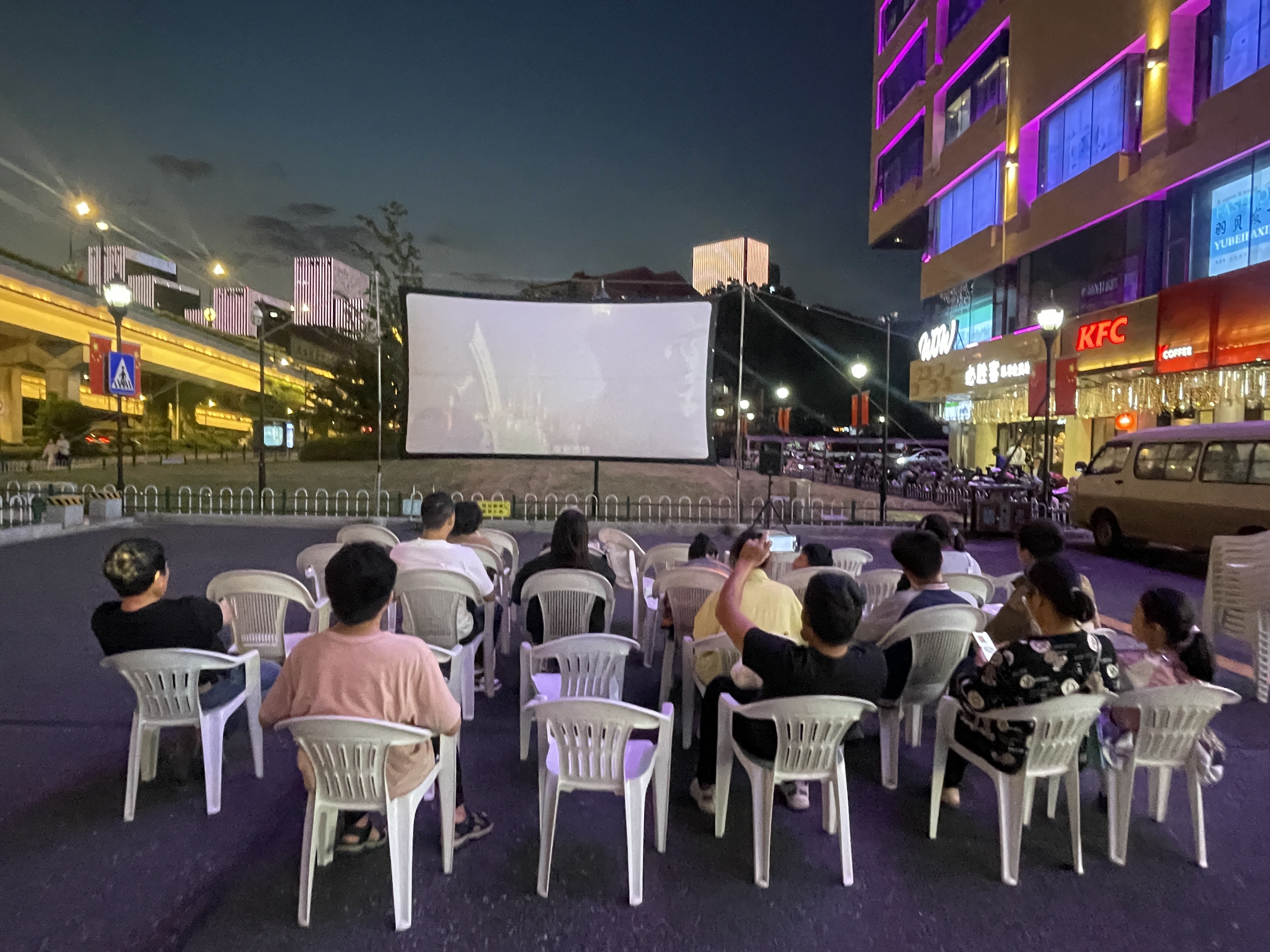 水晶城露天电影放映，点燃红色记忆