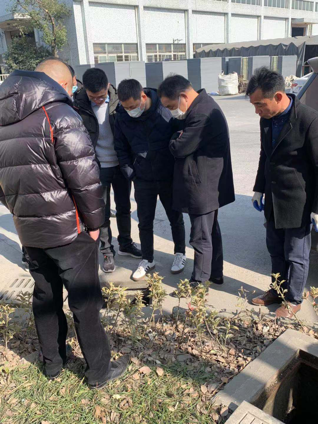 余杭区塘栖镇环境水务局领导  实地勘察“雨污管网分流”改造工程